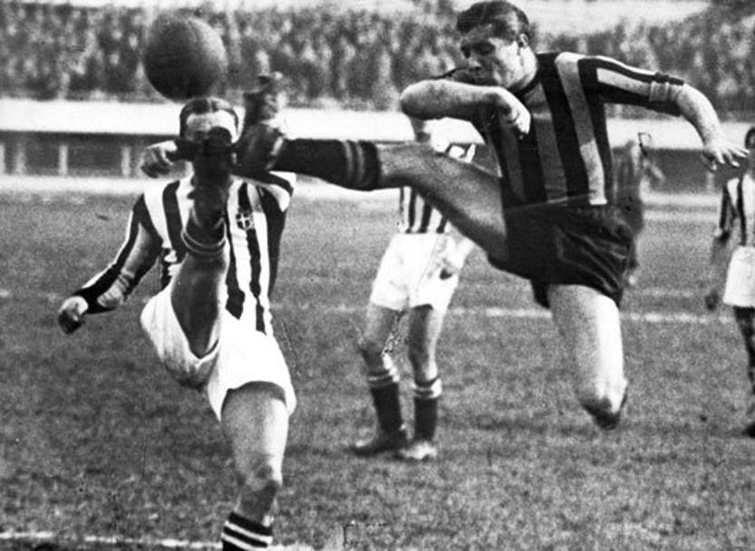 Giuseppe Meazza (Milano,  1910 - Rapallo, 21979)  il monumento del calcio italiano che ha dominato il mondo negli anni Trenta. Ha guidato l’Italia di Pozzo alla vittoria del Mondiale  del 1934 e quello del 1938. 